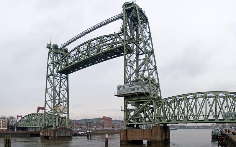 Яхта Джеффа Безоса не пройде під мостом Роттердама, тому його розбиратимуть