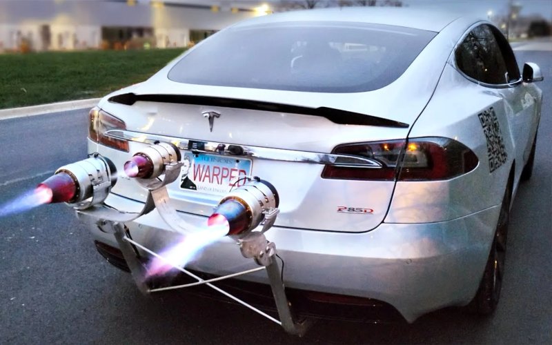 Блогер додав три реактивні двигуни до своєї Tesla Model S