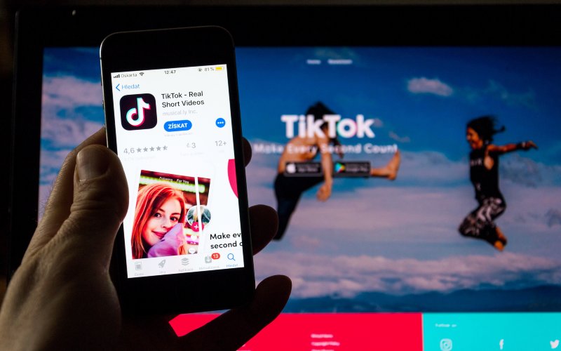 Руководство TikTok уволило 100 сотрудников одним видеозвонком