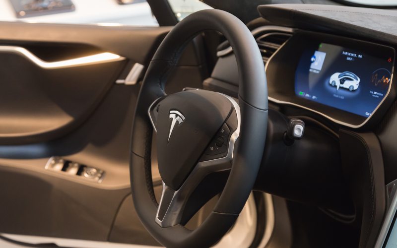 Хакер зламав 25 автомобілів Tesla і віддалено зміг завести їхні двигуни